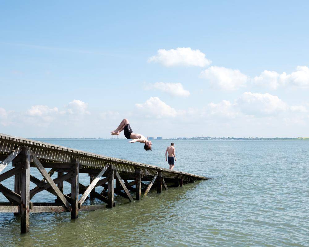 This suspended jump was captured by the photographer Lua Ribeira in Canvey Island, England, in 2023