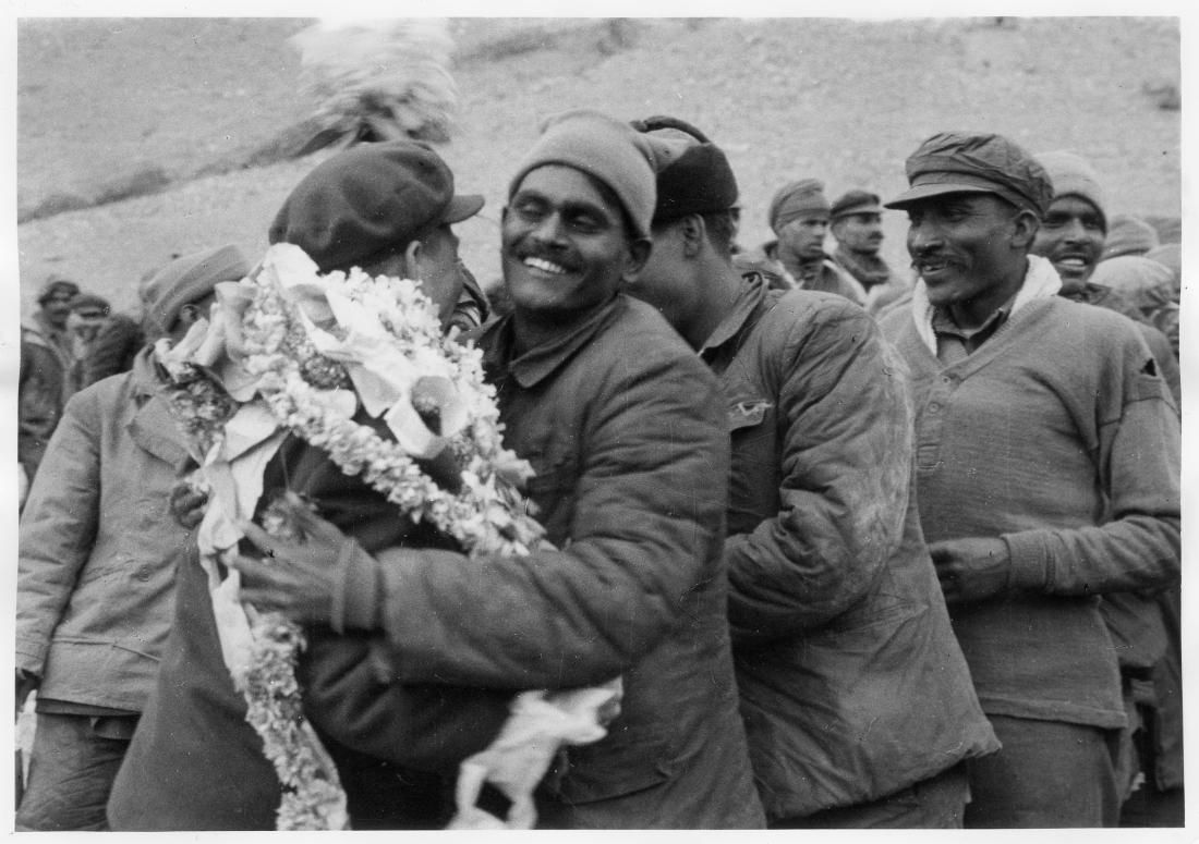 This image shows Indian soldiers released from a prisoner-of-war camp in China saying goodbye to the Chinese staff before heading home. It is part of the ICRC's archives on the Sino-Indian conflict 1962-1963