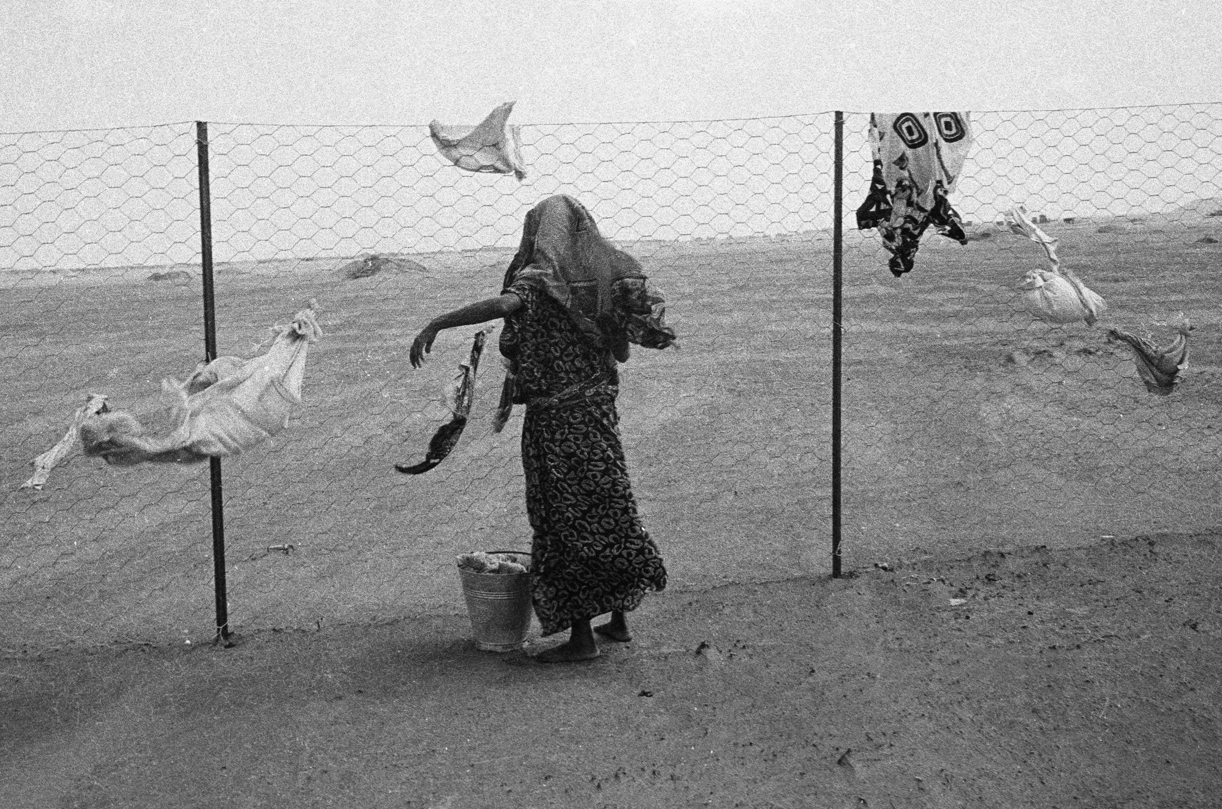 Aden, Hiswa camp for Somali refugees, just before the arrival of the UN Peacekeeping troops. Somalians fled their country and took refuge in Yemen. Nikos Economopoulos / Magnum Photos