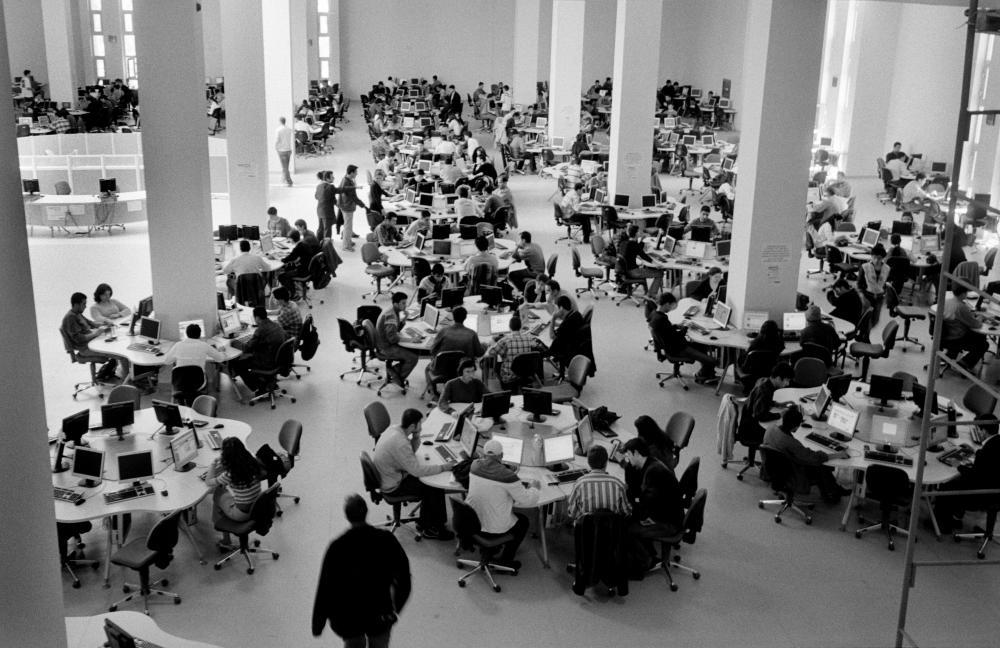 On 16 September, the Graduate Institute and the Fondation pour Genève organize a "Round table on The Future of Internet Governance in Geneva " to discuss the future of Internet governance and the part Geneva can play in it.  Magnum partner A. Abbas took this picture in Konya, Turkey, in 2005. It shows students working on computers linked to the Internet at the Seljuk university.