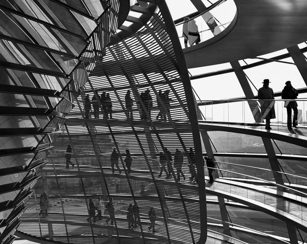 The view of this example of sustainable architecture, the transformation of Berlin's Reichstag Palace entrusted to Lord Foster in 1993, was taken by photographer Chien-Chi Chang in 2004