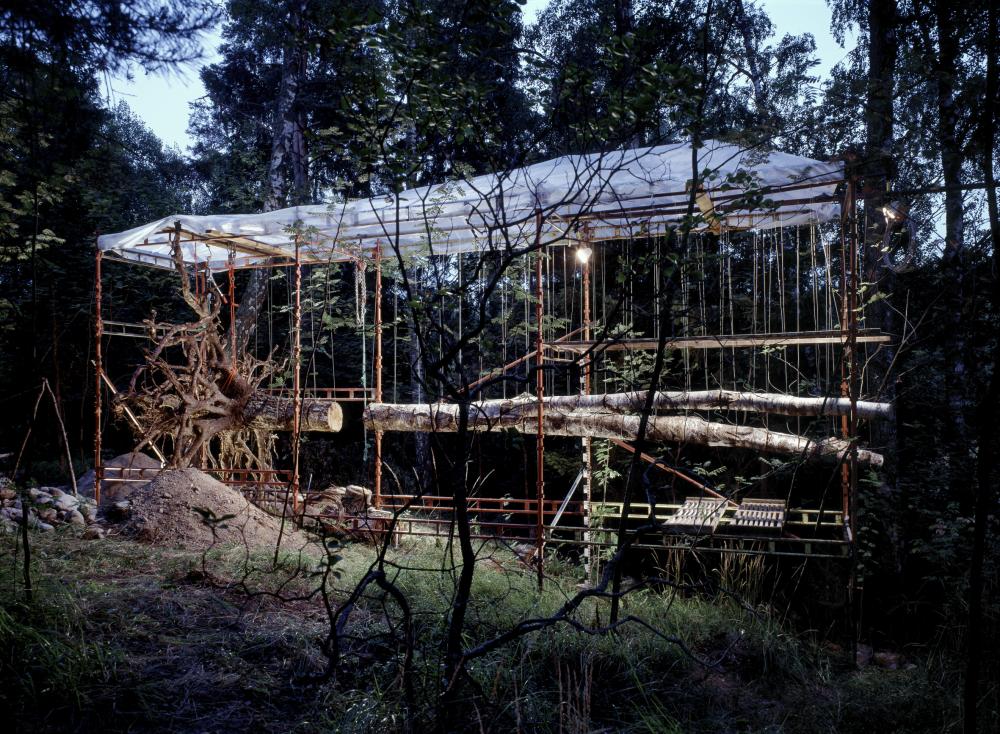 The artist Ilkka Halso places nature and its protection at the center of his concerns. Here, an injured tree is admitted to intensive care.