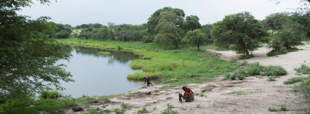 During his assignment for ICRC, Lorenzo Meloni took this scene of two women on the shores of Lake Chad, on the outskirts of Bol in 2017