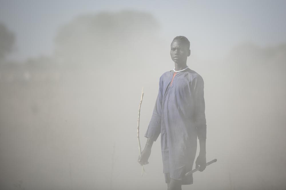 This young livestock farmer lives in Rumbek, South Sudan. According to the ICRC, keeping livestock alive and healthy is vital for the farmers in this country. Informed, they bring their cows to the ICRC vaccination site.