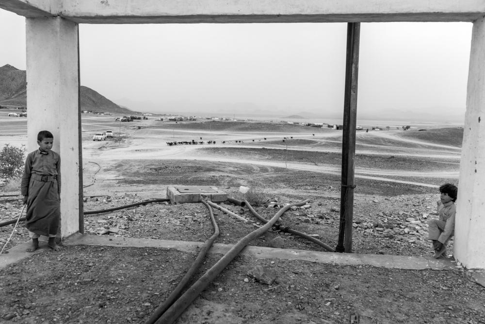 This scene was taken in the Rawdah camp for IDPs in Marib, Yemen by Magnum photographer Moises Saman in 2021