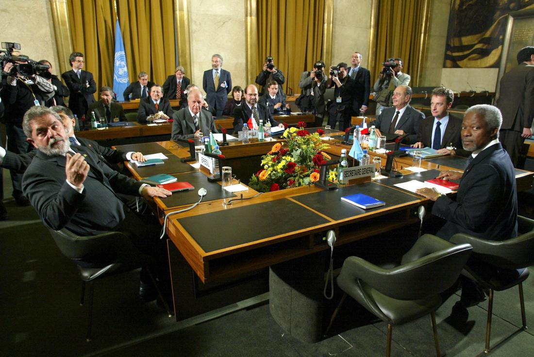 Meeting between Brazilian President Luis Ignacio Lula da Silva (L), Chilian President Ricardo Lagos Escobar (2ndL), French president Jacques Chirac (3dR), French Agriculture Minister Herve Gaymard (2ndR), and UN General Secretary Kofi Annan