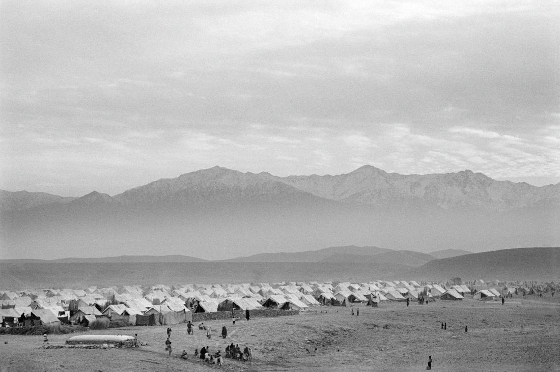 Afghanistan, Jalalabad. Part of New Hadar camp for internally displaced people forced to flee their homes from Kabul in 1994. Photo: Chris Steele-Perkins / Magnum Photos